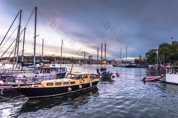 九月16,2018-斯德哥尔摩:小船船停靠码头在旁边指已提到的人绿色伦德地貌名称一