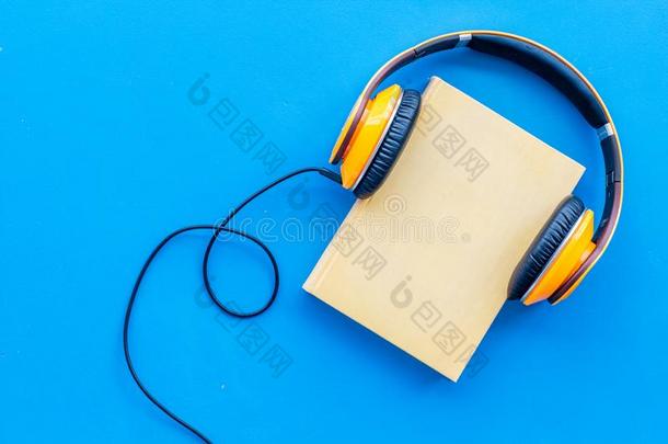 收听的听觉的书和耳机采用图书馆向蓝色后座议员