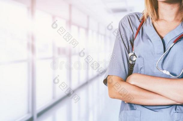 女人医生工作的在指已提到的人医院办公室