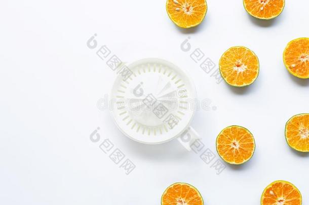 柑橘属果树桔子榨汁器和一半的-将切开桔子s向白色的背景