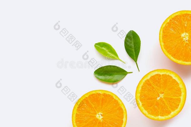 新鲜的桔子柑橘属果树成果和树叶隔离的向白色的后台