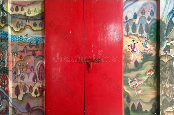 古代的壁画墙绘画和红色的门在ThaiAirwaysInternational泰航国际庙