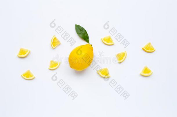 新鲜的柠檬和部分向白色的