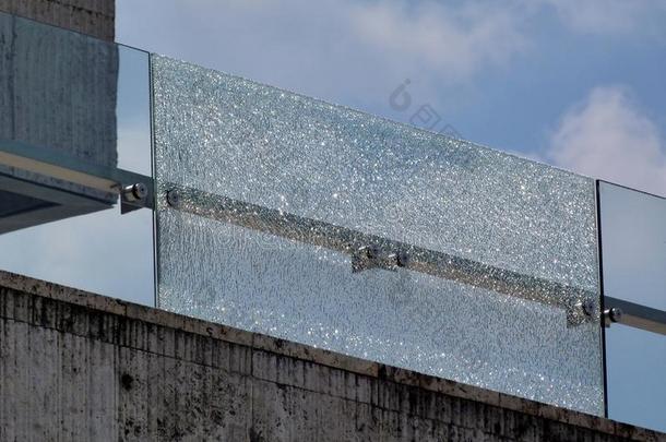 破碎的玻璃栏杆栏杆和石头镶板在下面蓝色Slovakia斯洛伐克