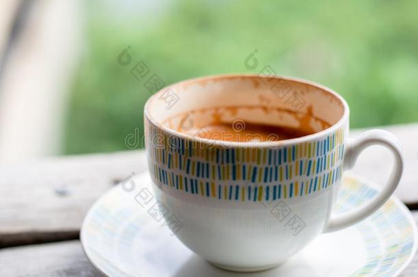 热的咖啡豆浓咖啡,卡普契诺咖啡,拿铁咖啡采用陶器的白色的杯子向wickets三柱门