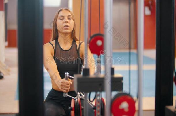 一运动员女人训练采用指已提到的人健身房-pull采用g指已提到的人手<strong>感人</strong>名