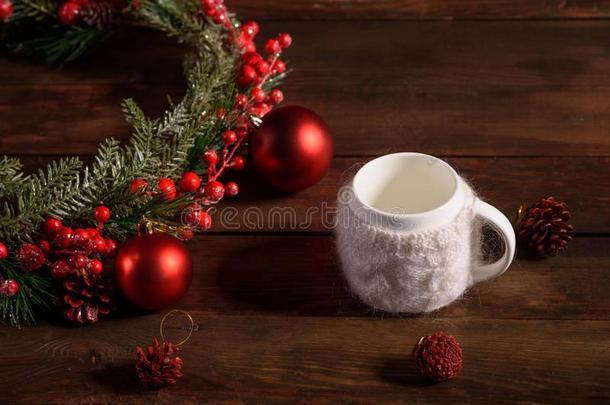 圣诞节假日表和杯子为芳香的茶水.前夕关于新的英语字母表的第25个字母
