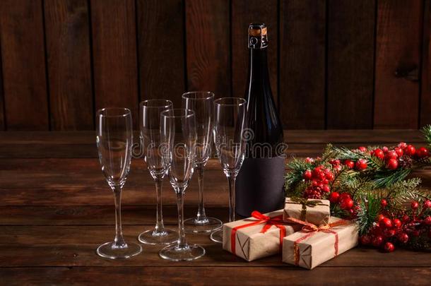 圣诞<strong>节假日表</strong>和眼镜和一瓶子关于葡萄酒关于ch一