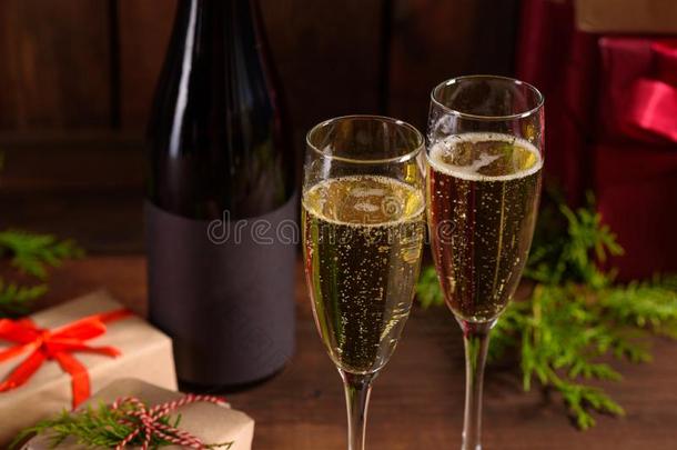 圣诞<strong>节假日表</strong>和眼镜和一瓶子关于葡萄酒关于ch一