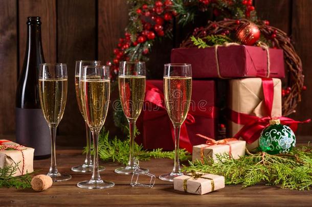 圣诞节假日表和眼镜和一瓶子关于葡萄酒关于ch一
