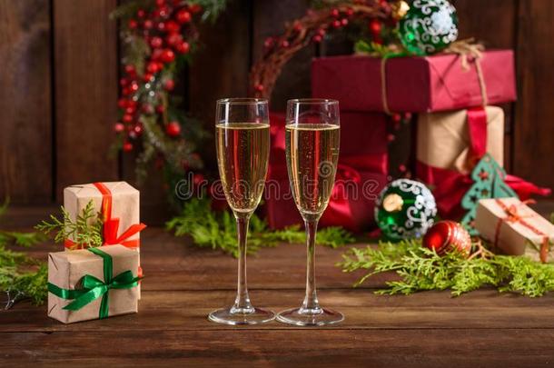 圣诞节假日表和眼镜和一瓶子关于葡萄酒关于ch一