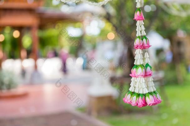 阿桑白色的和粉红色的花婚礼装饰采用婚礼Cereme？