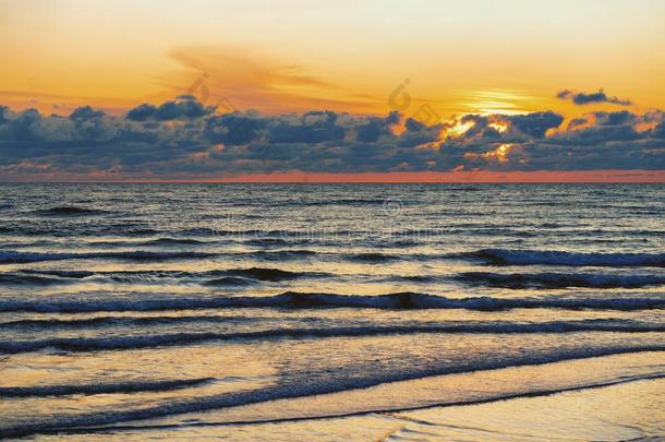 日落和波向指已提到的人波罗的海的海