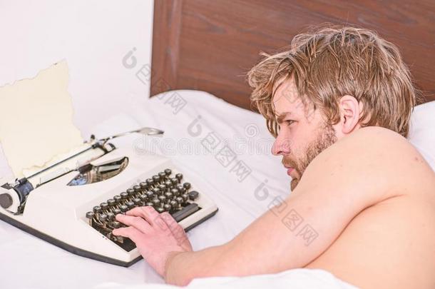 作家使用用手的打字机每日的使工作.男人作家放置床使工作