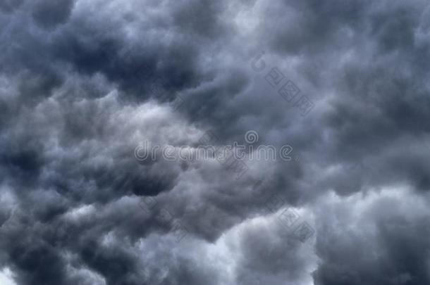 令人晕倒的黑暗的云形成立刻在之前一雷电交加的暴风雨