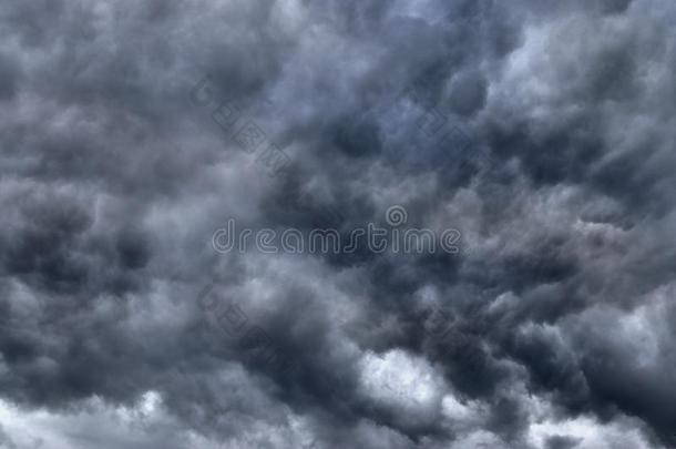 令人晕倒的黑暗的云形成立刻在之前一雷电交加的暴风雨