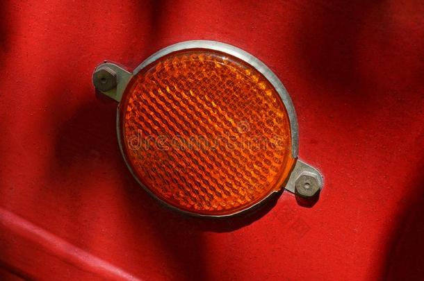 红色的圆形的塑料制品反射器向指已提到的人金属墙关于指已提到的人拖车