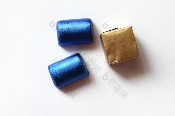 <strong>巧克力</strong>结晶糖有<strong>包装</strong>的采用蓝色和金色的箔隔离的向where哪里