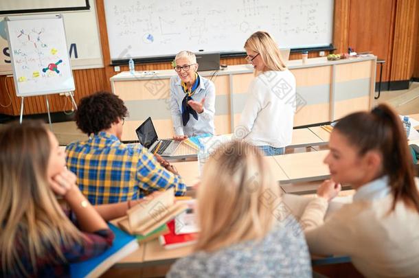 年幼的学生收听的向讲课者采用指已提到的人教室