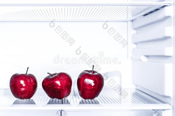 num.三红色的苹果是（be的三单形式说谎向指已提到的人空的架子关于指已提到的人电冰箱.日常饮食