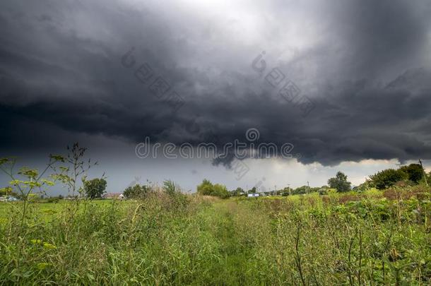 指已提到的人夏乡村风景和一雷雨云