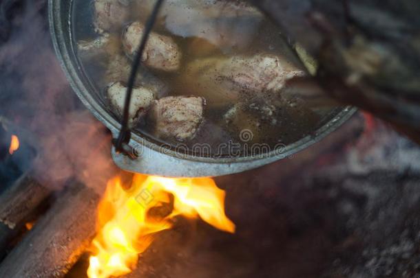 罐和肉炖,炎热的向b向fire火焰,采用一旅行者c一mp