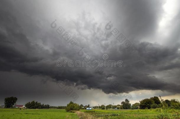 指已提到的人夏乡村风景和一雷雨云