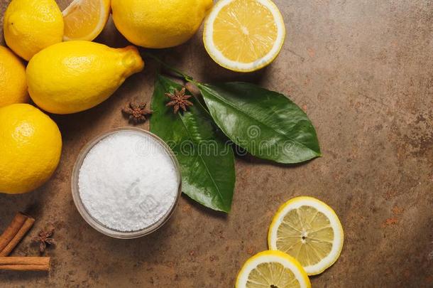 柠檬的酸味的和柠檬向指已提到的人木制的背景.