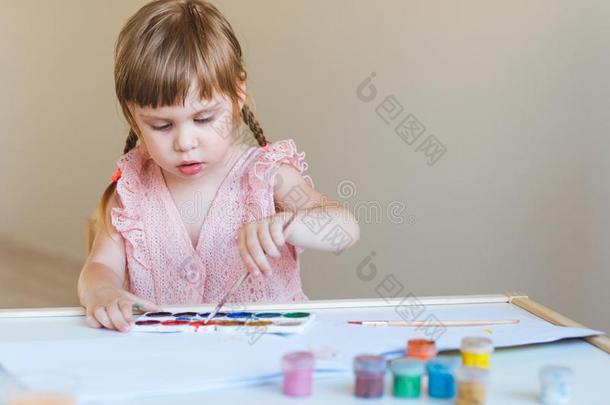 小的女孩绘画采用指已提到的人<strong>相册</strong>采用她房间