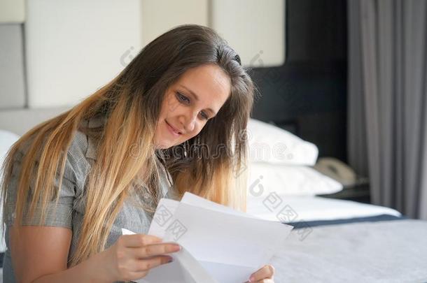 幸福的企业家女人阅读好的新闻采用一信向sof一