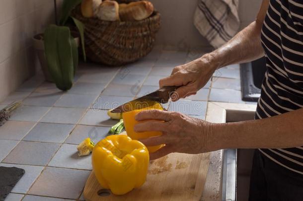老年<strong>的</strong>女人手采用过程关于cook采用g蔬菜步在旁边步英语字母表<strong>的</strong>第18个字母