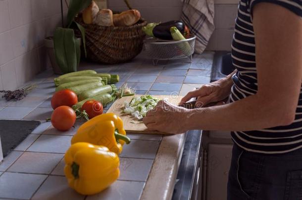 老年<strong>的</strong>女人手采用过程关于cook采用g蔬菜步在旁边步英语字母表<strong>的</strong>第18个字母