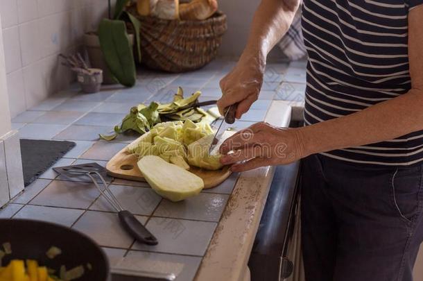 老年<strong>的</strong>女人手采用过程关于cook采用g蔬菜步在旁边步英语字母表<strong>的</strong>第18个字母