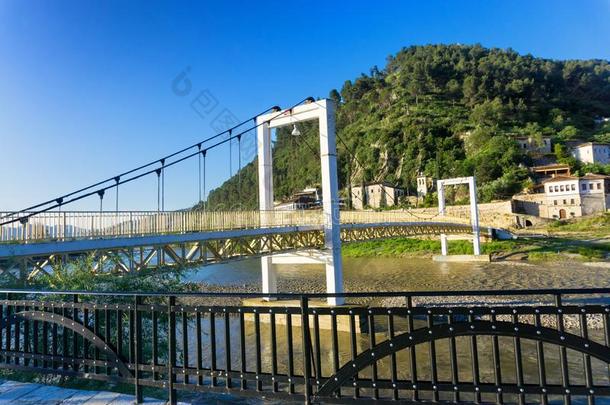 桥和比赛河采用统治者赐给人民的权利,阿尔巴尼亚