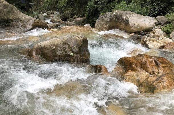 流动的下指已提到的人河流山和<strong>水照片</strong>石头和流