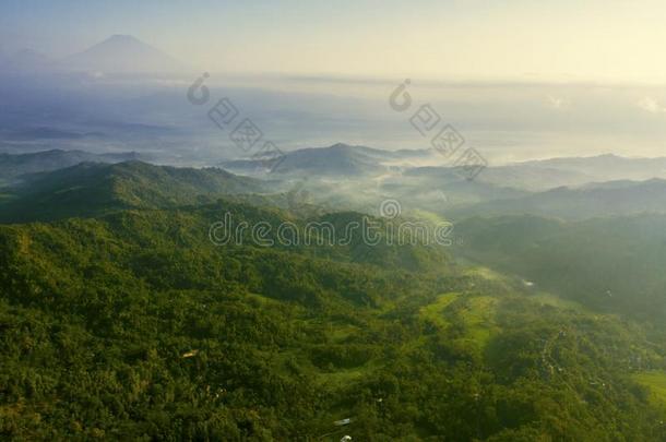 美丽的插入小山风景在多雾的早晨