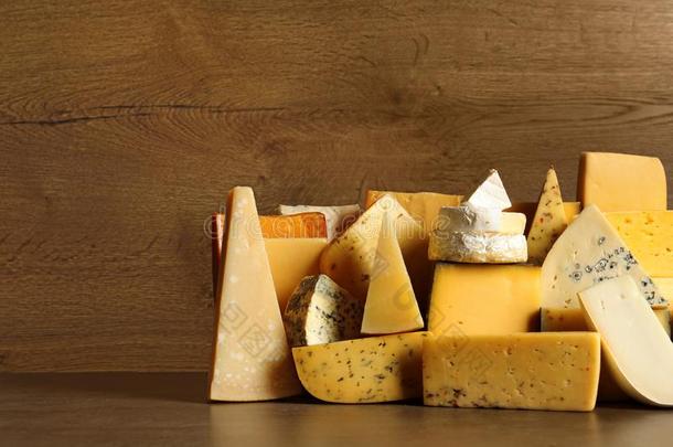 不同的类型关于美味的奶酪向表反对背景