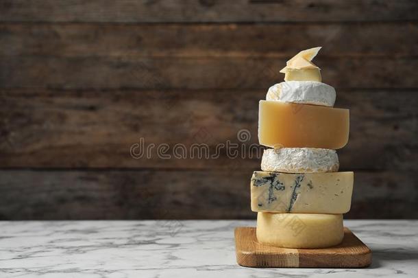 不同的类型关于美味的奶酪向大理石表反对木材