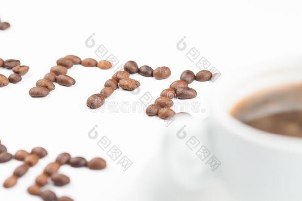 咖啡豆豆和咖啡豆杯子隔离的向白色的背景.咖啡豆