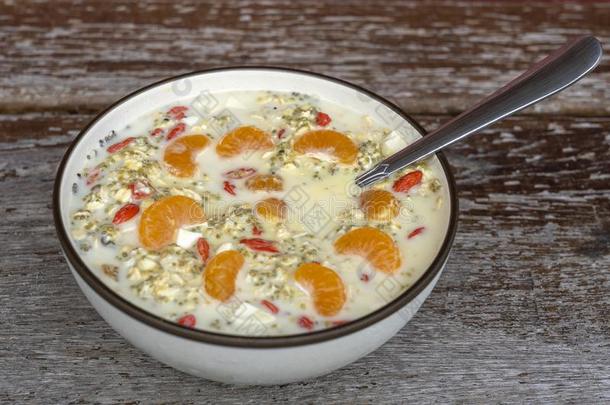 新鲜的早餐关于格兰诺拉麦片,酸奶,发疯的,枸杞浆果,芡欧鼠尾草看见