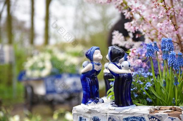 荷兰人的蓝色陶器的小雕像接吻雕像