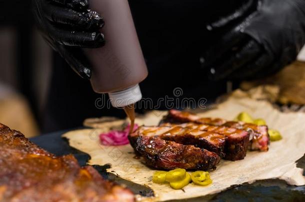 烧烤饭店厨房调味汁熏制的猪肉肋骨