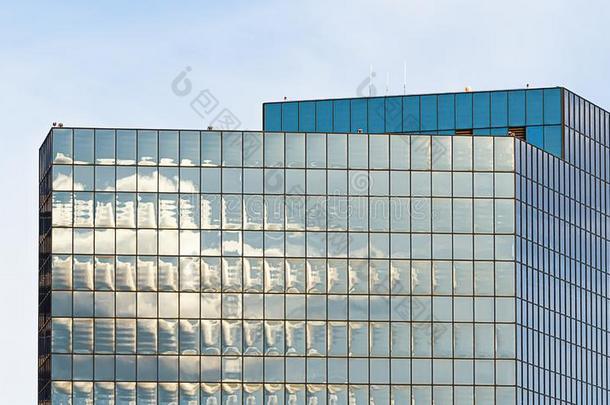 特写镜头关于高的上升建筑物玻璃侧采用正方形模式,<strong>裁判</strong>员