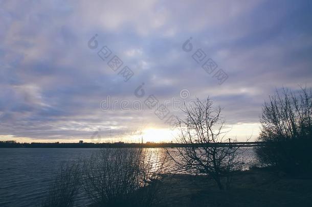 日落越过河道加瓦河,里加里加湾,拉脱维亚.都市的风景采用八
