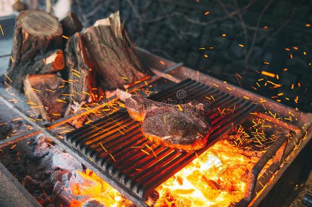 <strong>牛肉</strong>牛排是（be的三单形式煮熟的向火.<strong>牛肉</strong>肋骨barbecue吃烤烧肉的野餐.