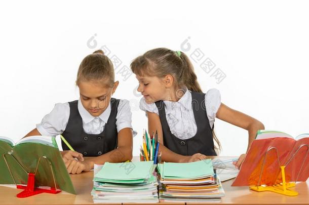 女孩相貌在wh在她书桌<strong>邻居</strong>写采用一笔记簿
