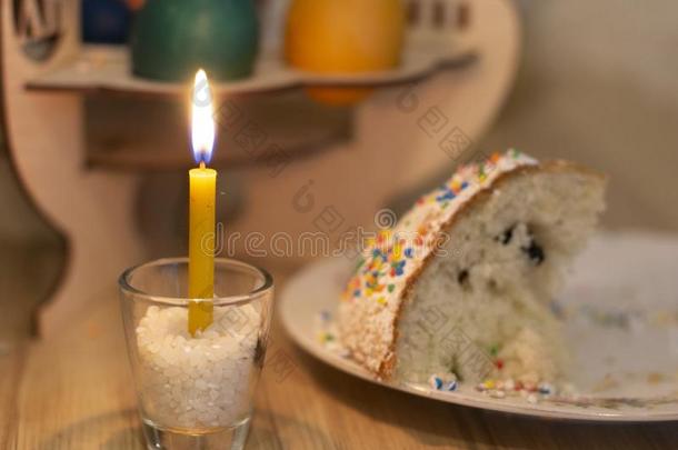 复活节假日.富有色彩的蛋糕是向指已提到的人表.指已提到的人蜡烛络腮胡子