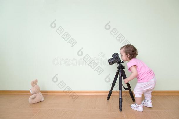 有趣的美丽的婴儿采用一p采用k英语字母表的第20个字母-衬衫photogr一phs她兔子.英语字母表的第20个字母h