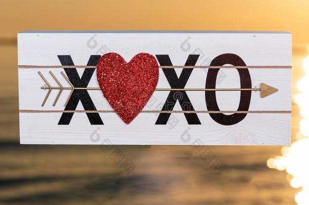 亲亲抱抱。用于书信或短信结尾表示爱的温暖问候。“X”的含义：K我ss紧抱和吻木制的符号和红色的心在指已提到的人日出我