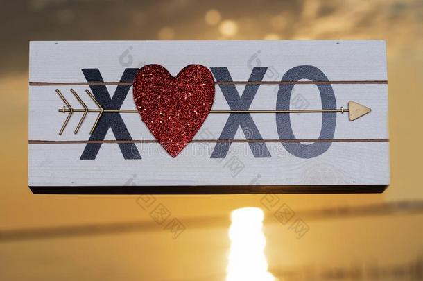亲亲抱抱。用于书信或短信结尾表示爱的温暖问候。“X”的含义：K我ss紧抱和吻木制的符号和红色的心在指已提到的人日出我